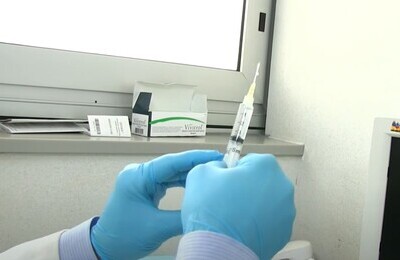 Проведение кодирования Вивитролом в Богучаре Шприц с Вивитролом в руках у врача